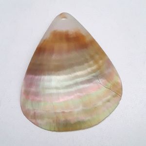 NATURAL SHELL PENDANT